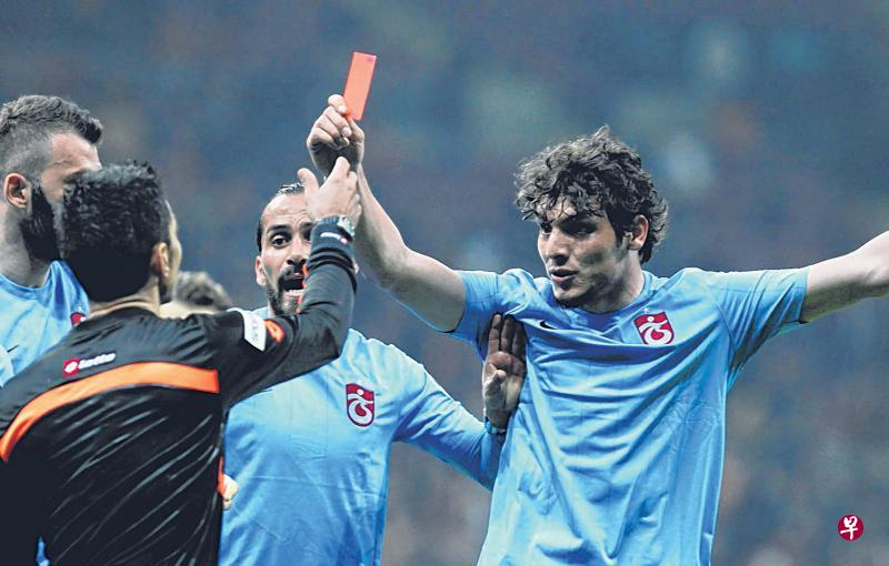 特拉布宗球员萨利赫(右)向主裁判出示红卡后被罚下。(路透社) 特拉布宗球员萨利赫(右)向主裁判出示红卡后被罚下。(路透社)