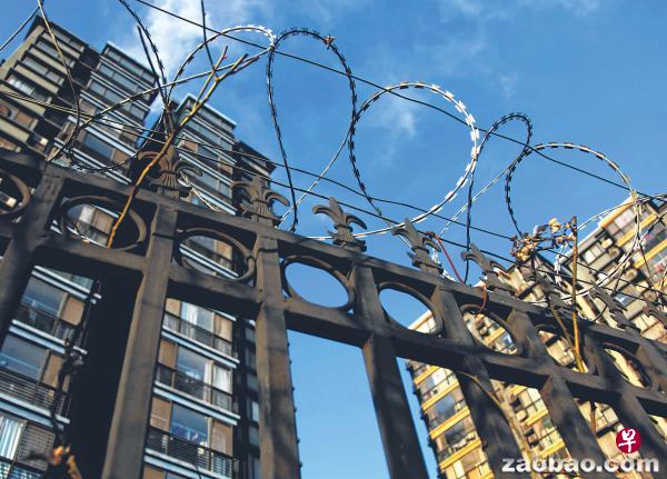 北京一个住宅小区以铁丝网确保内部安全。(中新社) 北京一个住宅小区以铁丝网确保内部安全。(中新社)
