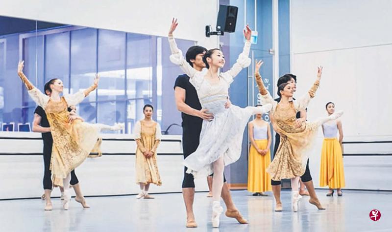 舞蹈剧场的舞者们示范表演《堂吉诃德》片段。 舞蹈剧场的舞者们示范表演《堂吉诃德》片段。