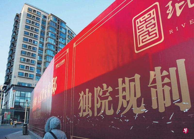 中国政府划拆除封闭住宅小区围墙,并表示原则上不再批建封闭住宅小区,连日来遭遇舆论强烈反弹。图为北京一处售楼广告上写着“独院规制”。(中新社) 中国政府划拆除封闭住宅小区围墙,并表示原则上不再批建封闭住宅小区,连日来遭遇舆论强烈反弹。图为北京一处售楼广告上写着“独院规制”。(中新社)