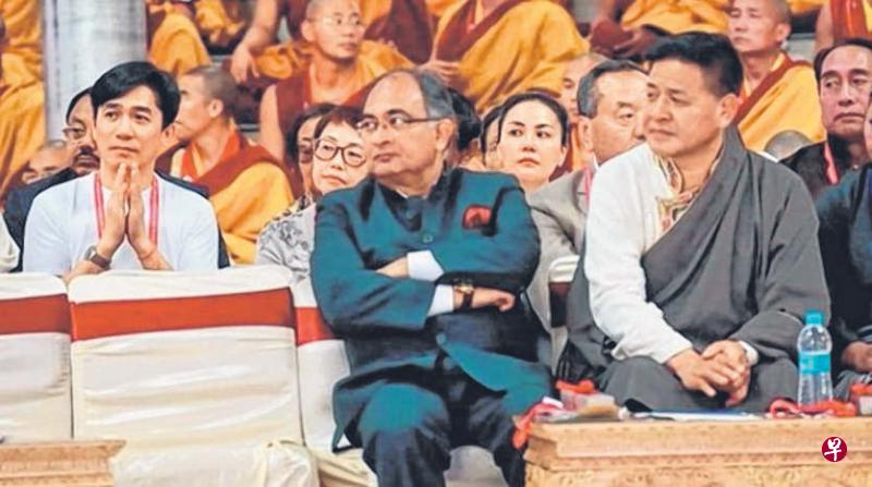 梁朝伟(后排左一)与王菲(后排中)在印度参加祈愿法会的照片惹出麻烦。 梁朝伟(后排左一)与王菲(后排中)在印度参加祈愿法会的照片惹出麻烦。