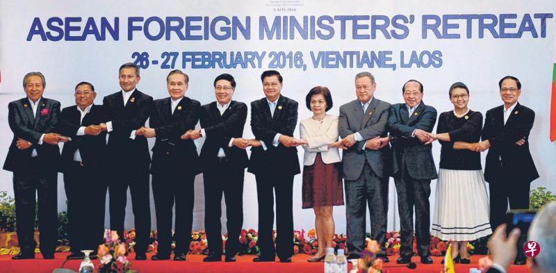 亚细安外长非正式会议昨天在老挝首都万象正式开幕。会议开始前,亚细安外长与代表牵手合影。中为东道主老挝外长通伦,左三为新加坡外长维文。(新华社) 亚细安外长非正式会议昨天在老挝首都万象正式开幕。会议开始前,亚细安外长与代表牵手合影。中为东道主老挝外长通伦,左三为新加坡外长维文。(新华社)