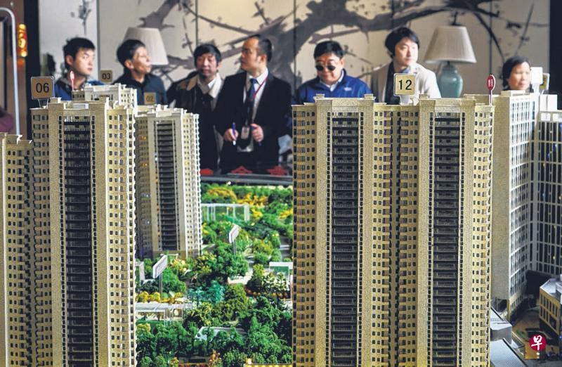 不少购房者昨天在南京一处楼盘售楼处看房。据销售人员介绍,该楼盘自2月26日加推一栋180多套房源的住宅楼,当日即销售约130套,次日销售30余套,目前仍有众多购房者来看房。(新华社) 不少购房者昨天在南京一处楼盘售楼处看房。据销售人员介绍,该楼盘自2月26日加推一栋180多套房源的住宅楼,当日即销售约130套,次日销售30余套,目前仍有众多购房者来看房。(新华社)