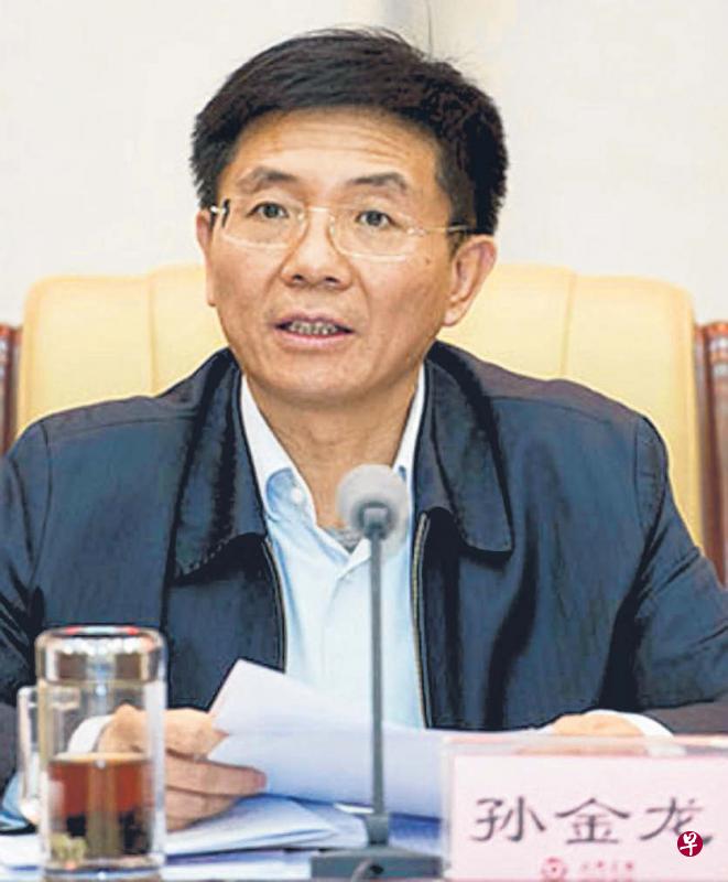 54岁的孙金龙前晚出任新疆自治区党委副书记,兼任新疆生产建设兵团党委书记,仕途备受看好。(互联网) 54岁的孙金龙前晚出任新疆自治区党委副书记,兼任新疆生产建设兵团党委书记,仕途备受看好。(互联网)