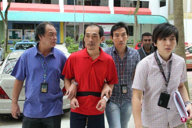 刑事侦查局干探把嫌凶卢传烈押回住家和命案现场扮演案发过程。(庄耿闻摄) 刑事侦查局干探把嫌凶卢传烈押回住家和命案现场扮演案发过程。(庄耿闻摄)
