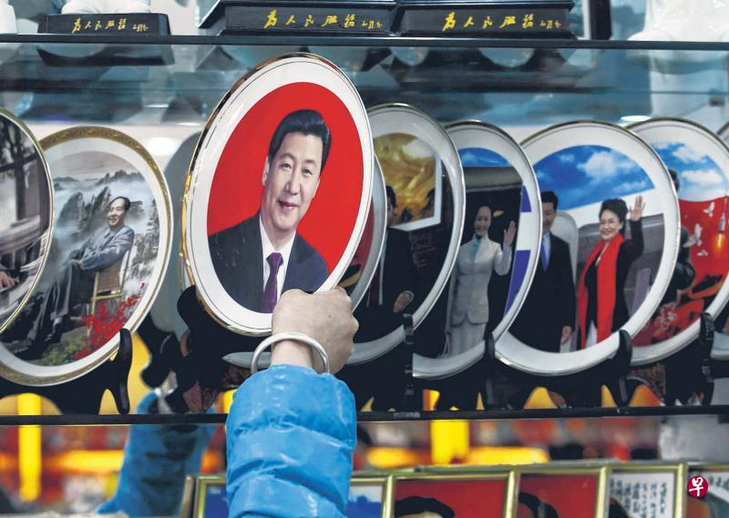 北京人民大会堂附近小店售卖的习近平肖像纪念品。(路透社) 北京人民大会堂附近小店售卖的习近平肖像纪念品。(路透社)