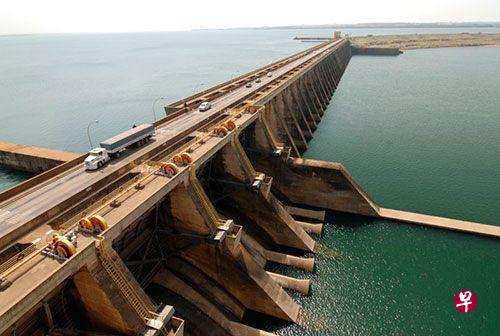 三峡集团今年中标巴西伊利亚、朱比亚两座水电站30年特许经营权,成为巴西第二大私营发电企业。 图为朱比亚水站(档案照片) 三峡集团今年中标巴西伊利亚、朱比亚两座水电站30年特许经营权,成为巴西第二大私营发电企业。 图为朱比亚水站(档案照片)