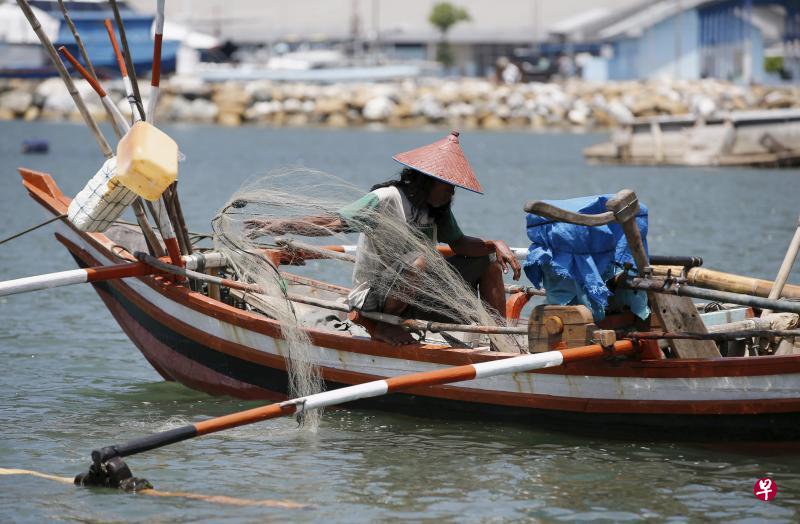 周四巴东一切恢复正常,渔夫清理渔网准备捕鱼。(路透社) 周四巴东一切恢复正常,渔夫清理渔网准备捕鱼。(路透社)