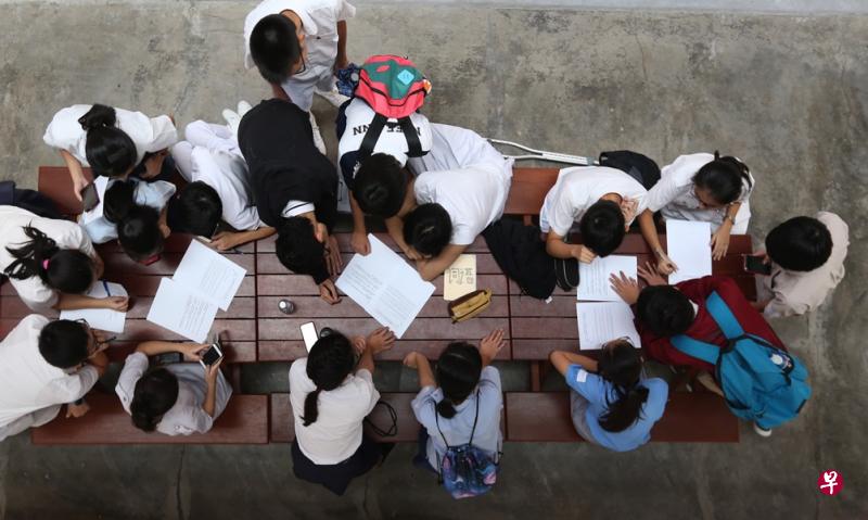 22所中学明后年起合并,图为中学生在进行活动。(档案照) 22所中学明后年起合并,图为中学生在进行活动。(档案照)