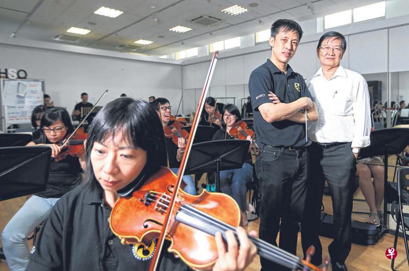 布莱德岭交响乐团两代音乐总监甄炎荣(右)和陈志刚。(叶振忠摄影) 布莱德岭交响乐团两代音乐总监甄炎荣(右)和陈志刚。(叶振忠摄影)