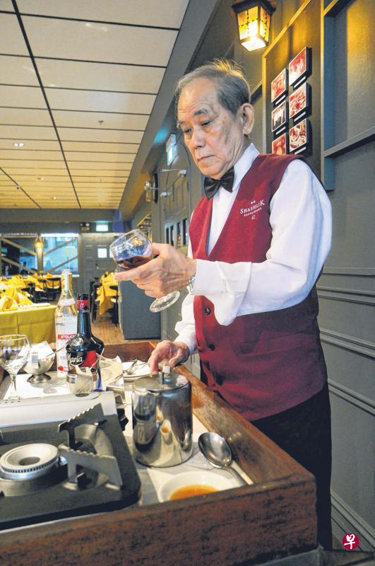 老服务员准备俄罗斯咖啡。 老服务员准备俄罗斯咖啡。