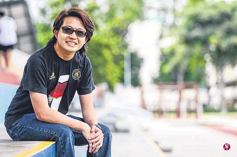 励仁高中毕业生刘忠平未被听障打败,积极向学并投入各种课外活动,校园生活多姿多彩。(陈斌勤摄) 励仁高中毕业生刘忠平未被听障打败,积极向学并投入各种课外活动,校园生活多姿多彩。(陈斌勤摄)