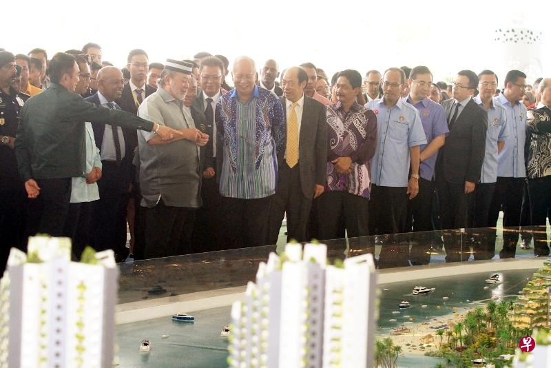 纳吉(前排左二)今天出席森林城市发展计划开幕礼时,与柔佛苏丹依布拉欣(前排左一)的互动是媒体焦点之一。(星洲日报) 纳吉(前排左二)今天出席森林城市发展计划开幕礼时,与柔佛苏丹依布拉欣(前排左一)的互动是媒体焦点之一。(星洲日报)