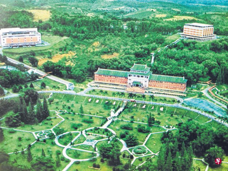 旧南大校园名云南园,丘陵叠翠,草木青葱,云南蕴秀,灵气汇钟,美丽得令人难忘。花园为本地唯一保留50年代融合中华风格的南洋园林,布局设计为海外罕见。 旧南大校园名云南园,丘陵叠翠,草木青葱,云南蕴秀,灵气汇钟,美丽得令人难忘。花园为本地唯一保留50年代融合中华风格的南洋园林,布局设计为海外罕见。