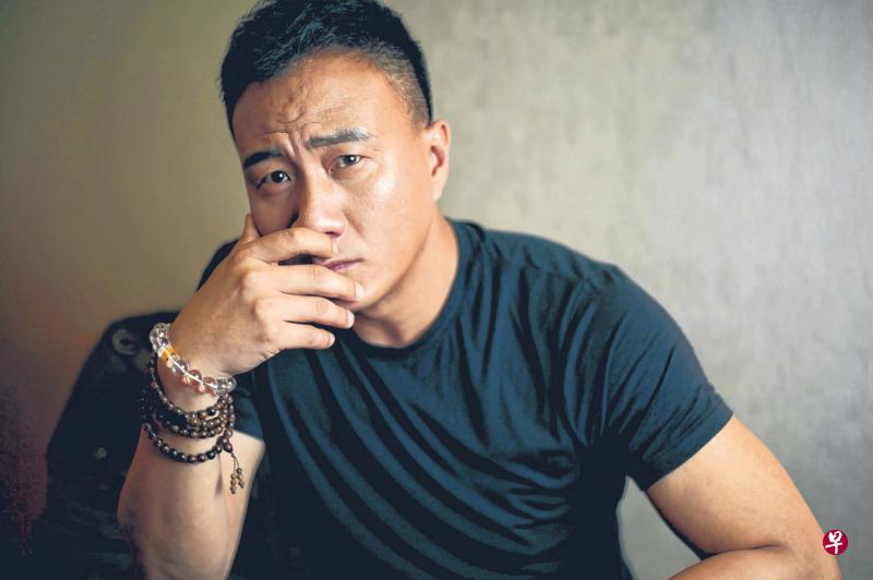 胡军带着偏头痛认真受访。 胡军带着偏头痛认真受访。