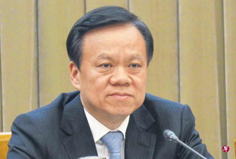 中共贵州省委书记陈敏尔首次以地方一把手身份在全国两会亮相,吸引大批记者采访,过程还在“中国网”直播。(沈泽玮摄) 中共贵州省委书记陈敏尔首次以地方一把手身份在全国两会亮相,吸引大批记者采访,过程还在“中国网”直播。(沈泽玮摄)