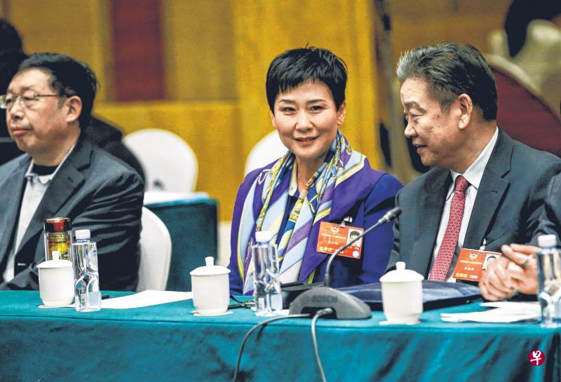 55岁的李小琳(中)在中电国际工作过21年,去年从中电国际调至大唐集团。当媒体问及两个工作岗位的差异时,她面带微笑说:“都是革命工作”。(中新社) 55岁的李小琳(中)在中电国际工作过21年,去年从中电国际调至大唐集团。当媒体问及两个工作岗位的差异时,她面带微笑说:“都是革命工作”。(中新社)