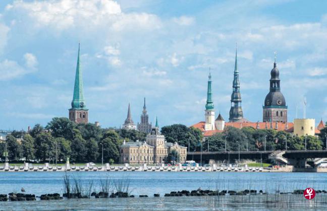 顺着道加瓦河游览里加更能感受城市的风华。(叶孝忠 摄) 顺着道加瓦河游览里加更能感受城市的风华。(叶孝忠 摄)