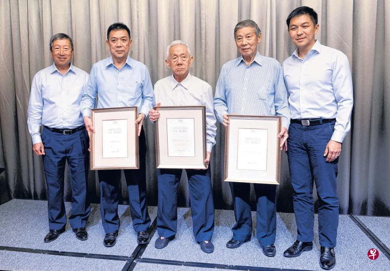 陈浩亮(中)、陈英梁(右二)和曾成兴(左二)获得奖状后,与社会及家庭发展部长陈川仁(右一)和国际奥委会委员黄思绵合影。(海峡时报) 陈浩亮(中)、陈英梁(右二)和曾成兴(左二)获得奖状后,与社会及家庭发展部长陈川仁(右一)和国际奥委会委员黄思绵合影。(海峡时报)