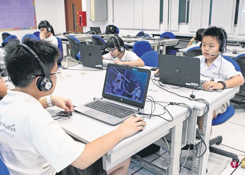 教师可利用现有iMTL乐学善用互动平台的视频库与学生练习。学生在练习时可通过平台观看视频，并根据教师的提问进行叙述，还可将内容上载，供教师点评或同学互评。（林泽锐摄）