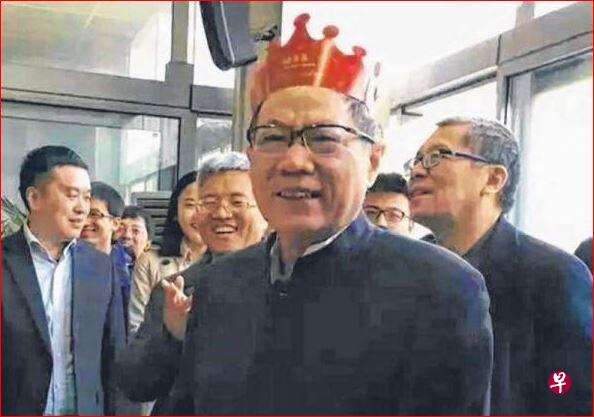 中国人民公安大学教授黎津平前天在网上发出一张任志强的庆生照片,图中任志强头戴生日帽,但黎津平后来又将该照片删除。(互联网) 中国人民公安大学教授黎津平前天在网上发出一张任志强的庆生照片,图中任志强头戴生日帽,但黎津平后来又将该照片删除。(互联网)