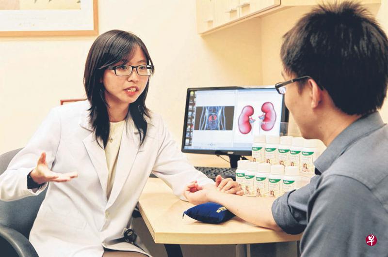 吴友莉中医师(左):中医能以中药控制肌酐的发展,延缓透析,提高生活质量。 吴友莉中医师(左):中医能以中药控制肌酐的发展,延缓透析,提高生活质量。