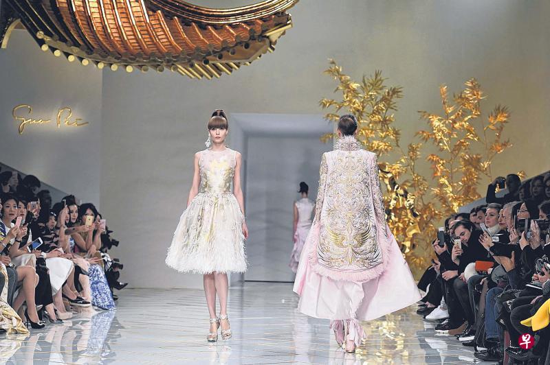 中国著名服装设计师郭培在“巴黎高定时装周”举行个人专场时装秀。（法新社）