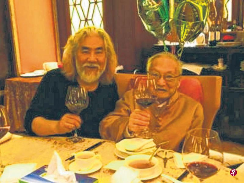 中国名制作人张纪中(左)赴港为金庸祝寿,金庸举杯感谢所有的祝福。(华西都市报图) 中国名制作人张纪中(左)赴港为金庸祝寿,金庸举杯感谢所有的祝福。(华西都市报图)