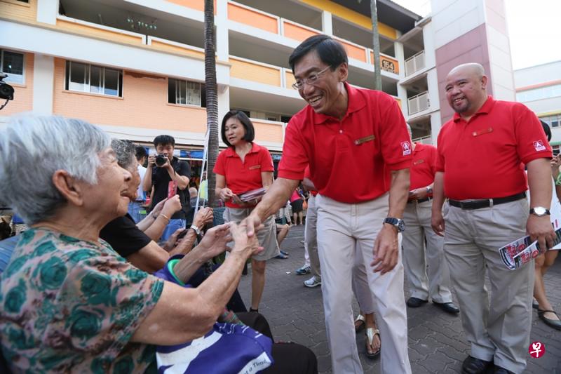徐顺全今早与党员走访武吉巴督西5道,跟居民互动。(梁麒麟摄) 徐顺全今早与党员走访武吉巴督西5道,跟居民互动。(梁麒麟摄)