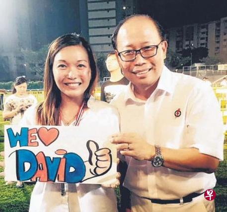 ▲王金发(右)因与林婉丽涉及婚外情而在昨天辞去国会议员职务,并退出人民行动党。(取自人民行动党武吉巴督支部妇女团面簿) ▲王金发(右)因与林婉丽涉及婚外情而在昨天辞去国会议员职务,并退出人民行动党。(取自人民行动党武吉巴督支部妇女团面簿)