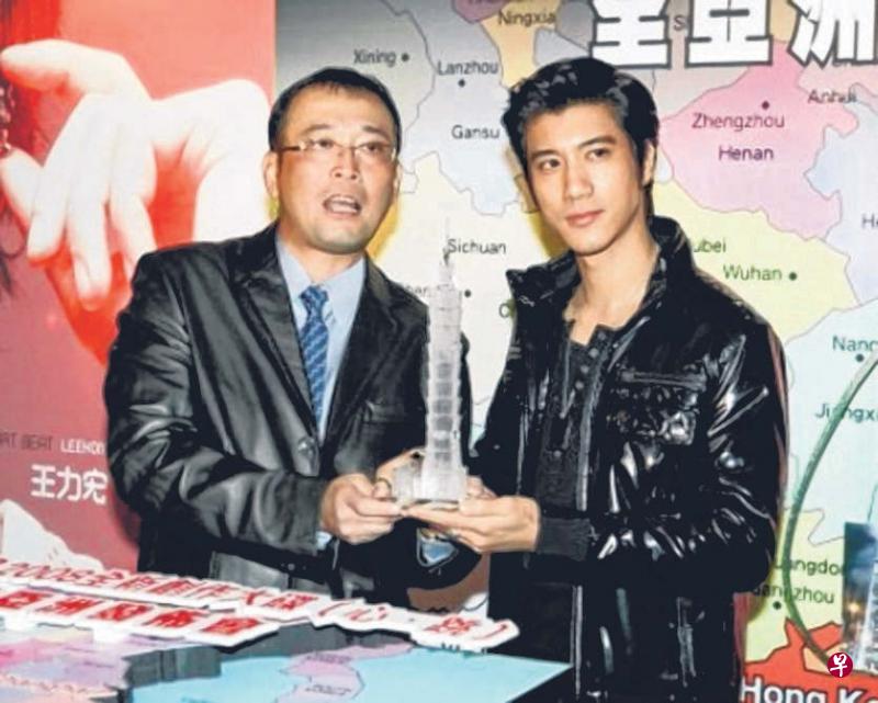 王力宏(右)2008年举行“《心.跳》全亚洲发布会”,与刘天健一起出席活动。(网络图) 王力宏(右)2008年举行“《心.跳》全亚洲发布会”,与刘天健一起出席活动。(网络图)