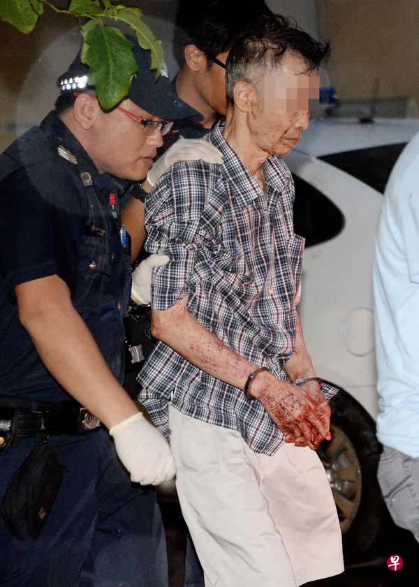 嫌凶落网时双手染血、血溅满面,双眼无神。 嫌凶落网时双手染血、血溅满面,双眼无神。