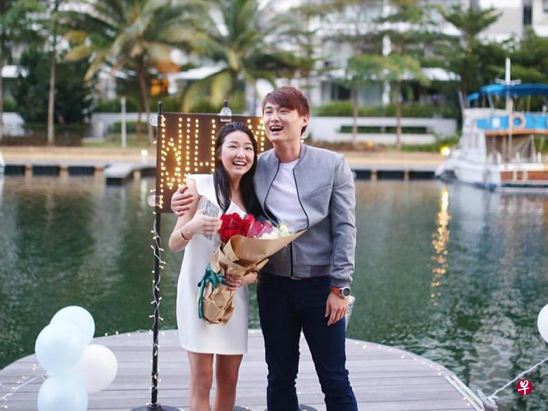 良泉上周六在圣淘沙W酒店向相恋5年的女友周宛蒨(27岁)浪漫求婚。(互联网) 良泉上周六在圣淘沙W酒店向相恋5年的女友周宛蒨(27岁)浪漫求婚。(互联网)