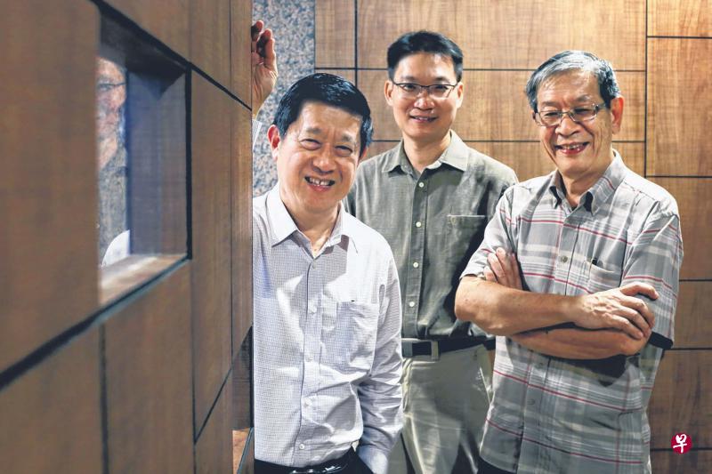功夫不负有心人。在朱添寿(左起)、林立、林锐彬等人的努力下,本地聚集了一群来自各领域的古诗词爱好者,以欣赏甚至自己写作旧体诗为乐。 功夫不负有心人。在朱添寿(左起)、林立、林锐彬等人的努力下,本地聚集了一群来自各领域的古诗词爱好者,以欣赏甚至自己写作旧体诗为乐。