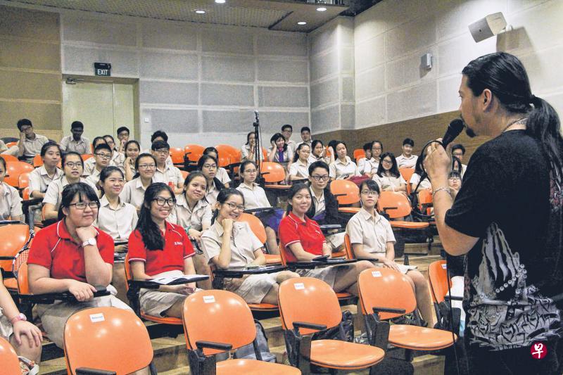 知名刑事律师陈俊良为南初学生介绍律师行业。 (南初摄影社提供) 知名刑事律师陈俊良为南初学生介绍律师行业。 (南初摄影社提供)