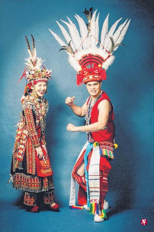 鲁凯族的梁文音(左)和阿美族男友穿上传统服饰拍照。(环球唱片图) 鲁凯族的梁文音(左)和阿美族男友穿上传统服饰拍照。(环球唱片图)