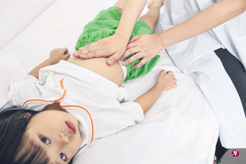 摩腹疗法能改善小儿消化不良、积食、便秘、腹痛、食欲不振。 摩腹疗法能改善小儿消化不良、积食、便秘、腹痛、食欲不振。