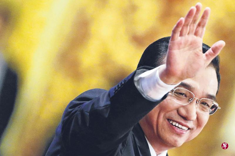 李克强昨天第四次出席“两会”闭幕后的总理记者会,全场表现十分轻松,这是他到场时与中外媒体记者挥手。(路透社) 李克强昨天第四次出席“两会”闭幕后的总理记者会,全场表现十分轻松,这是他到场时与中外媒体记者挥手。(路透社)