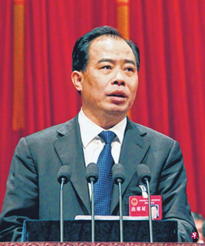 全国“两会”闭幕后,中共中央纪委昨天下午祭出卢子跃(左)与王阳(右),两头副省部级的“老虎”。(中新社∕互联网) 全国“两会”闭幕后,中共中央纪委昨天下午祭出卢子跃(左)与王阳(右),两头副省部级的“老虎”。(中新社∕互联网)