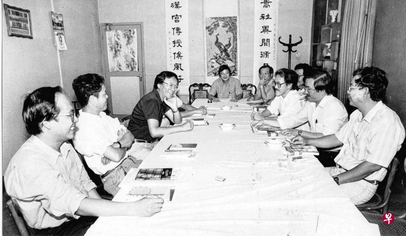 1989年第四届国际华文文艺营海外与本地作家一起探讨华文文学。左起：也斯、蒋勋、李欧梵、张大春（被李欧梵遮住）、杜南发、韩山元、郭宝崑、英培安、林也和严思。