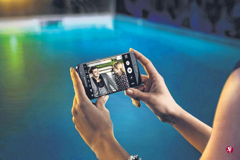 三星S7的机身有突显优质材料的扎实质感,握感也柔润舒适。 三星S7的机身有突显优质材料的扎实质感,握感也柔润舒适。