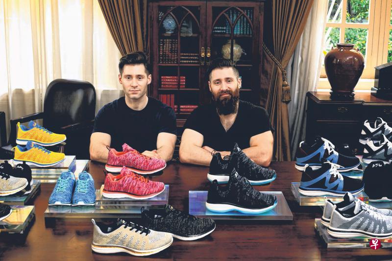 孪生兄弟亚当斯(右)与莱恩自小就被运动鞋围绕,上了大学后,两兄弟热衷打篮球,一心想设计出增强场上表现的球鞋。 孪生兄弟亚当斯(右)与莱恩自小就被运动鞋围绕,上了大学后,两兄弟热衷打篮球,一心想设计出增强场上表现的球鞋。