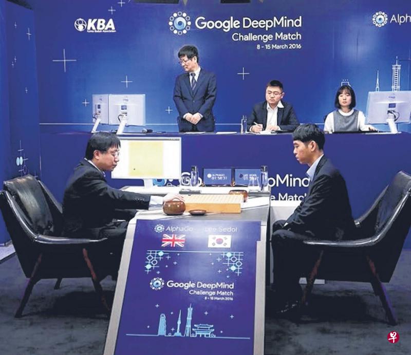 3月9日李世石与谷歌“阿尔法围棋”下棋,李世石在首战中告负。(中新社) 3月9日李世石与谷歌“阿尔法围棋”下棋,李世石在首战中告负。(中新社)