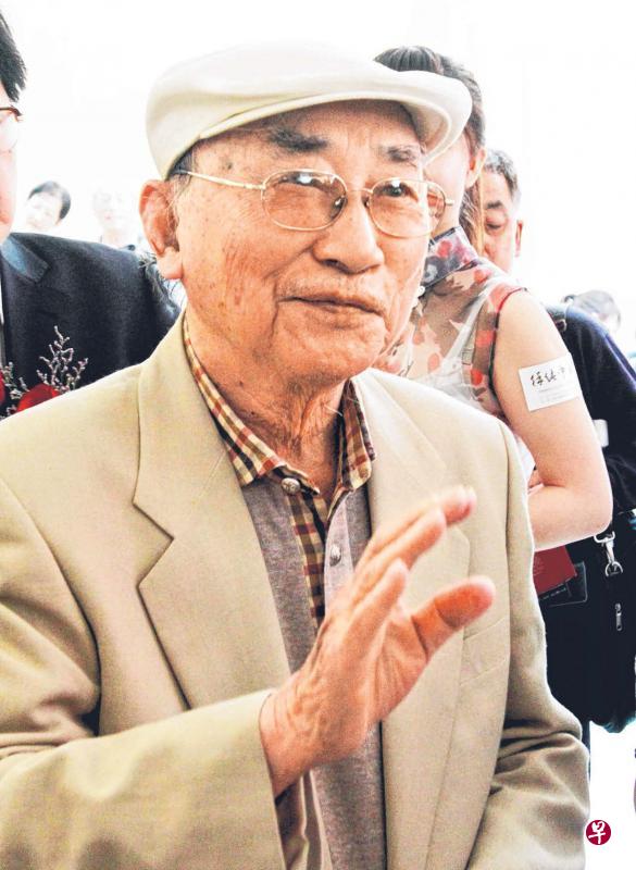 2013年6月2日,贺友直在上海参加一画展的开幕礼。(中新社照片) 2013年6月2日,贺友直在上海参加一画展的开幕礼。(中新社照片)