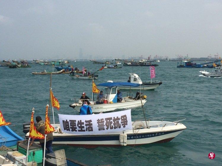 高雄渔民反对高雄港洲际货柜中心二期工程填海造陆破坏渔场,发动海上抗争行动。(台湾联合报图片) 高雄渔民反对高雄港洲际货柜中心二期工程填海造陆破坏渔场,发动海上抗争行动。(台湾联合报图片)