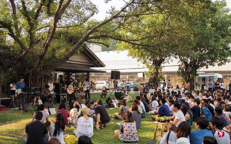 果酱工厂文创园区(The Jam Factory)的现场还有年轻音乐人组成的Live Band驻唱弹奏,舞台就在枝干自由长成,盤根错节的老树下。(网络图) 果酱工厂文创园区(The Jam Factory)的现场还有年轻音乐人组成的Live Band驻唱弹奏,舞台就在枝干自由长成,盤根错节的老树下。(网络图)