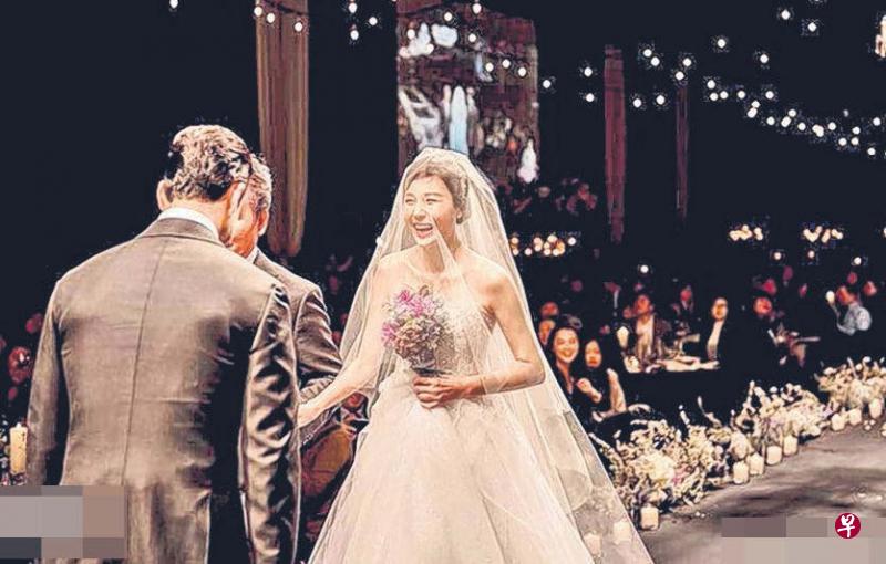 金荷娜的婚礼会场布置华丽,风光出嫁。 金荷娜的婚礼会场布置华丽,风光出嫁。