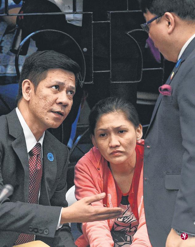 菲律宾中华银行分行经理马娅·德吉托(中)上周在参议院举行听证会前,与其两名律师磋商。(法新社) 菲律宾中华银行分行经理马娅·德吉托(中)上周在参议院举行听证会前,与其两名律师磋商。(法新社)