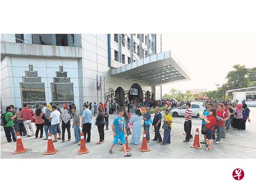 由于申请一马人民援助金被拒,新山税收局周日(20日)上午出现上诉人潮,人龙从大厦内大厅排到警卫亭大门口。(中国报) 由于申请一马人民援助金被拒,新山税收局周日(20日)上午出现上诉人潮,人龙从大厦内大厅排到警卫亭大门口。(中国报)