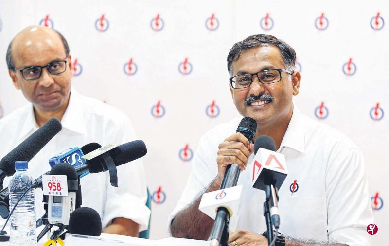 行动党第二助理秘书长、副总理兼经济及社会政策统筹部长尚达曼(左),昨天正式介绍穆仁理为武吉巴督补选参选人。(萧紫薇摄) 行动党第二助理秘书长、副总理兼经济及社会政策统筹部长尚达曼(左),昨天正式介绍穆仁理为武吉巴督补选参选人。(萧紫薇摄)